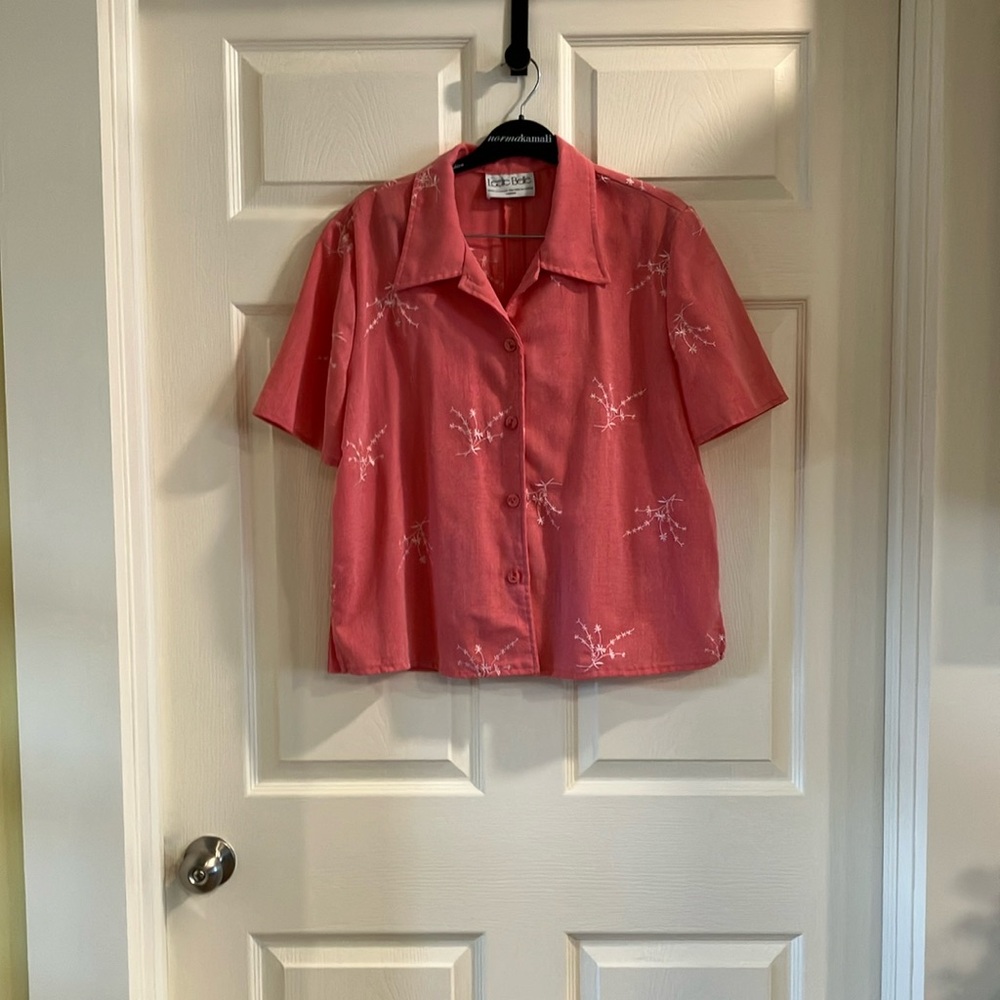 Vintage Leslie Belle  Button-Up Shirt with Floral Embroidery
